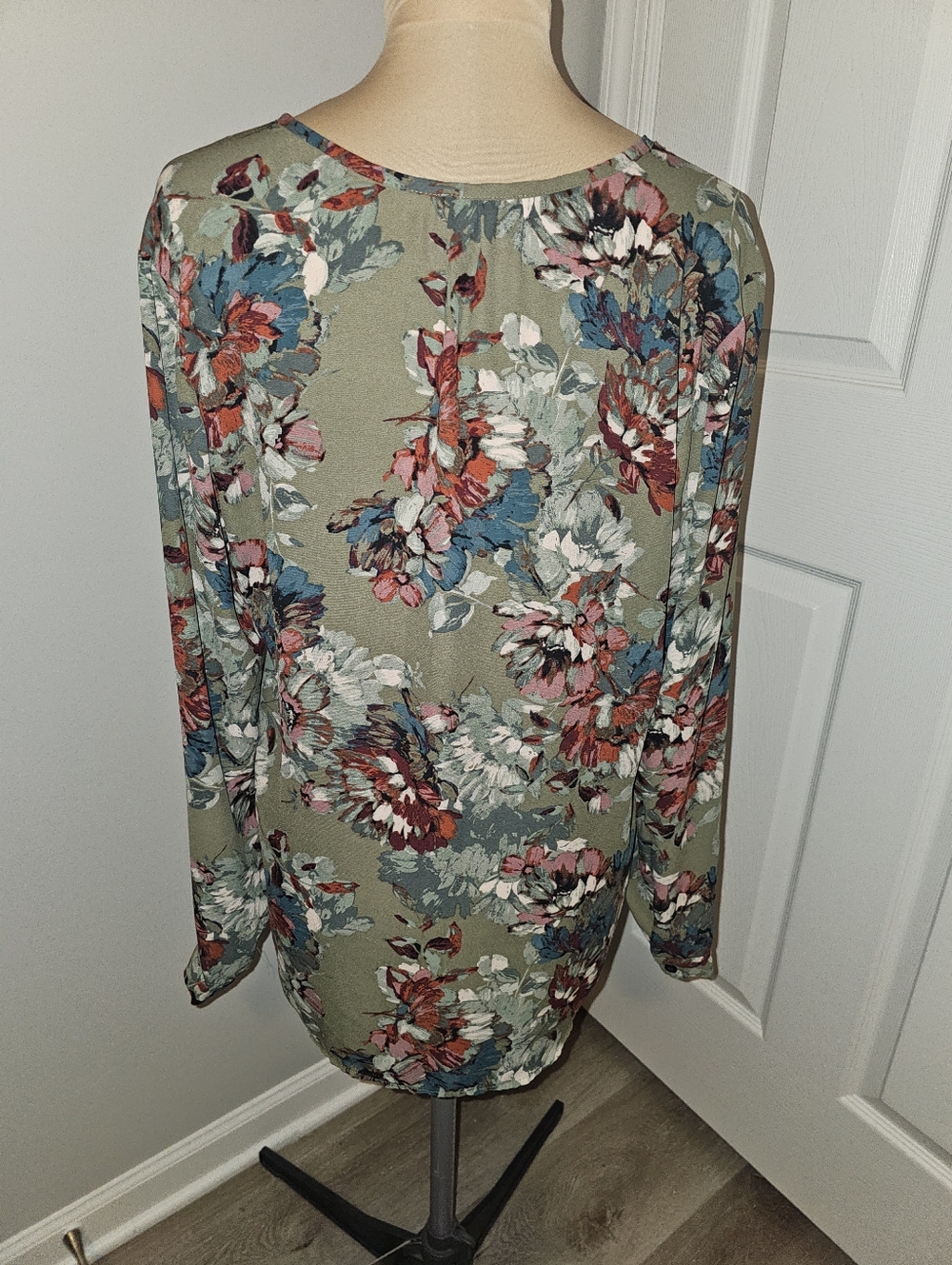 Van Heusen Olive Floral Button-Down Shirt with Multicolor Blooms Like New Sz M - Picture 2 of 3